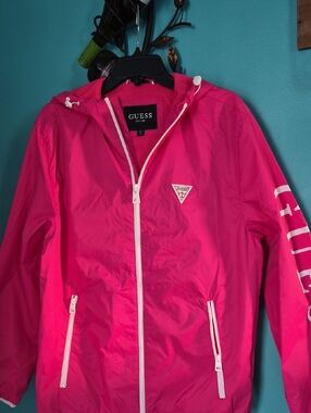 NWT GUESS Hot Pink Hooded Logo Windbreaker PTP 23,5 LENTH 29